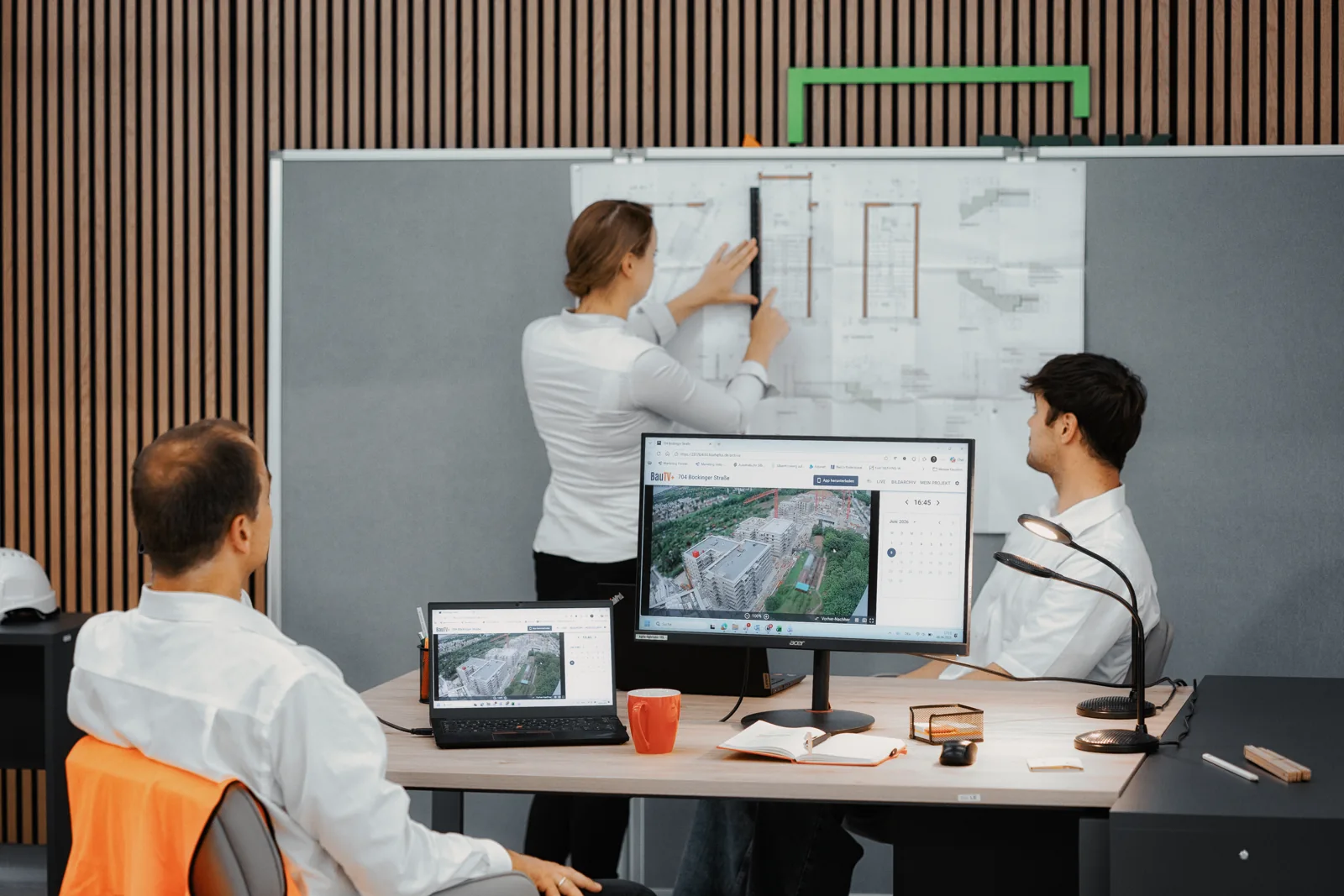 Planning with the BauTV+ portal: whiteboard and live image on the monitor