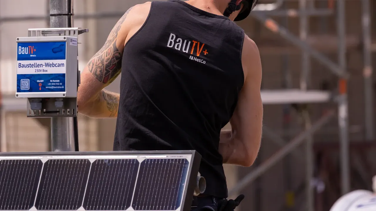 Solar panel and 230 V box for a self-sufficient BauTV+ construction camera