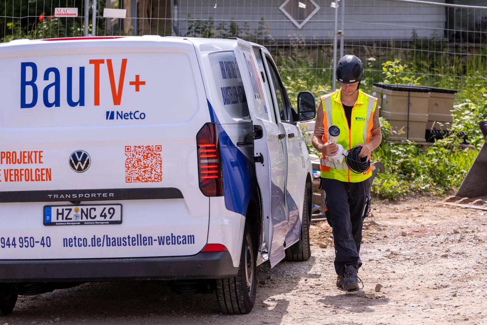 BauTV+ technician preparing the camera installation at the service van