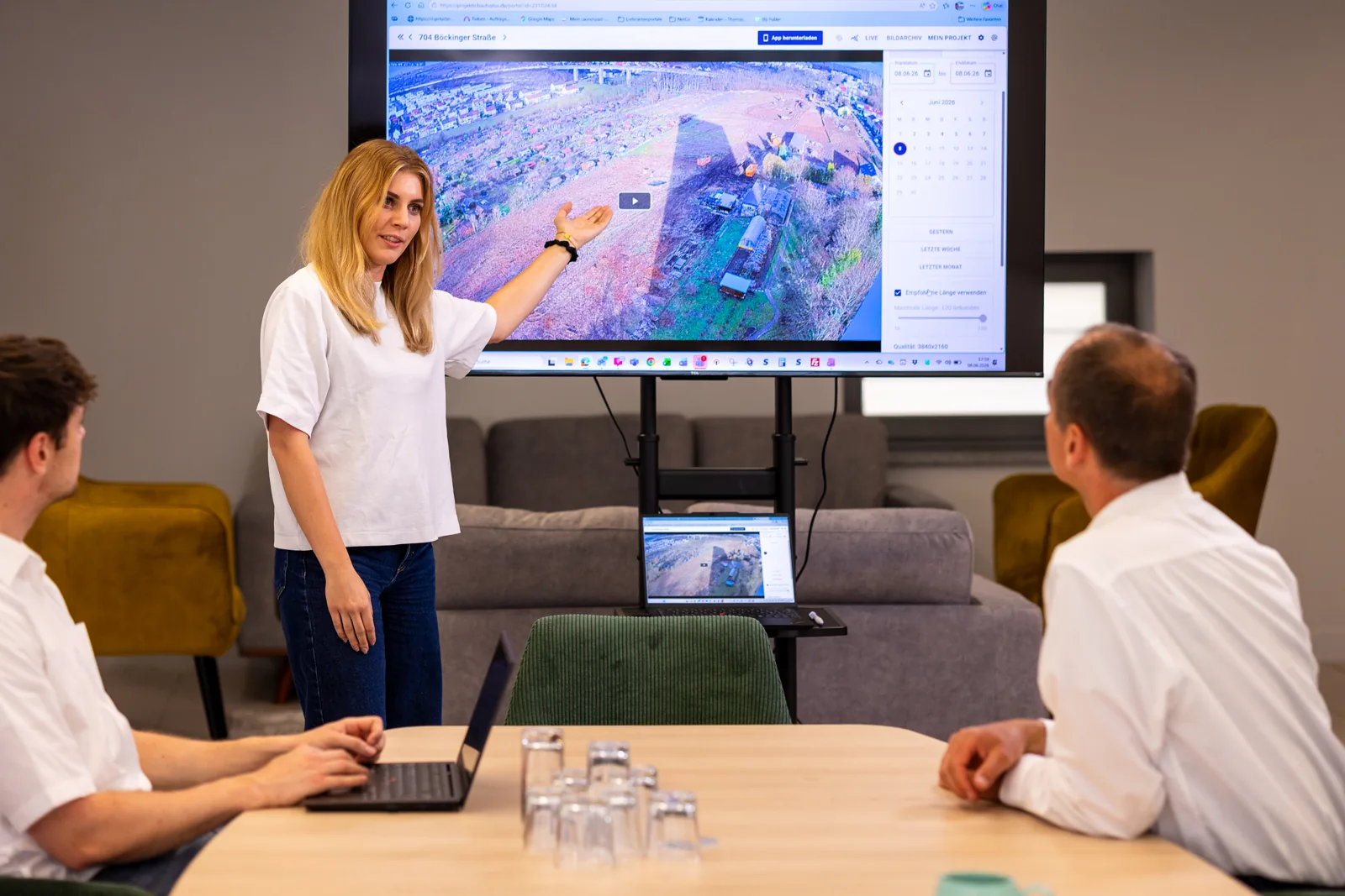 Project status presented on a large screen with the BauTV+ portal