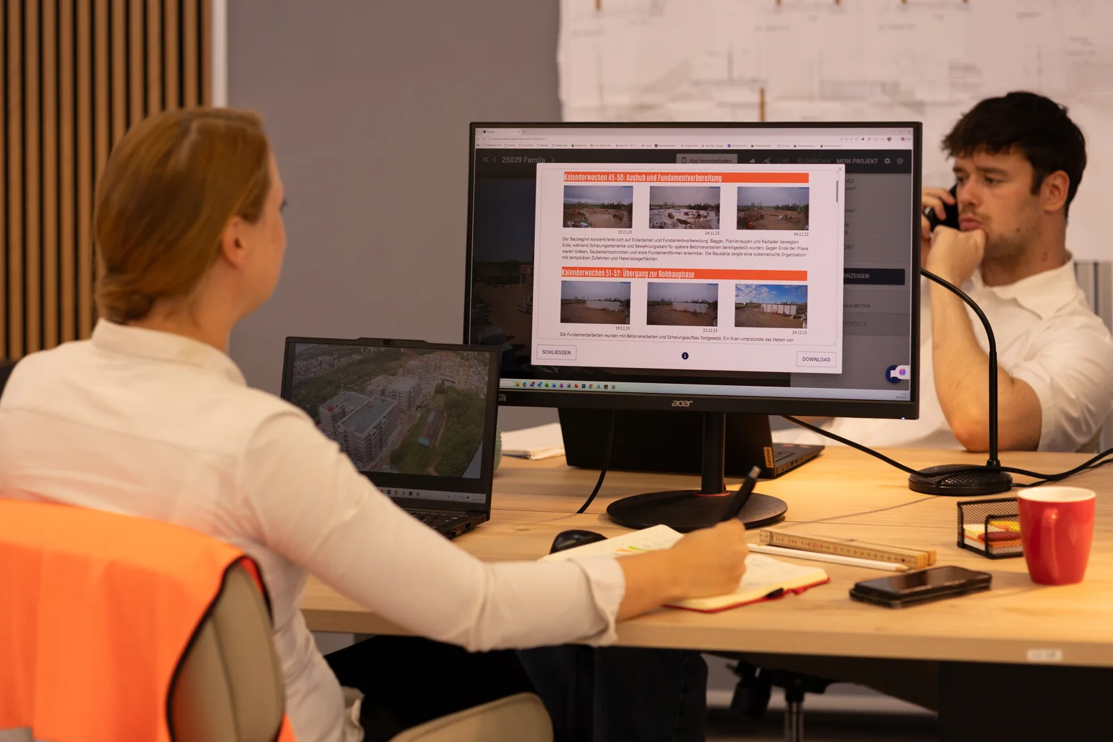 Automatically generated project report in the BauTV+ portal on a monitor