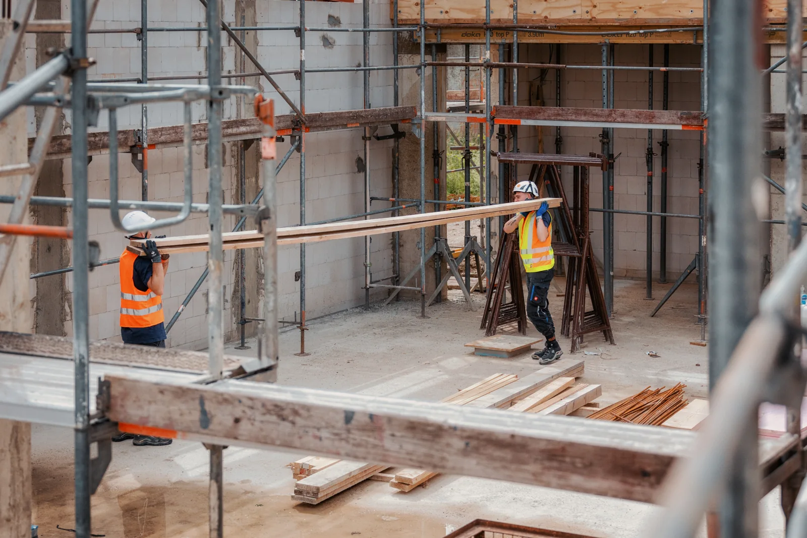 Work in the shell construction between scaffolding