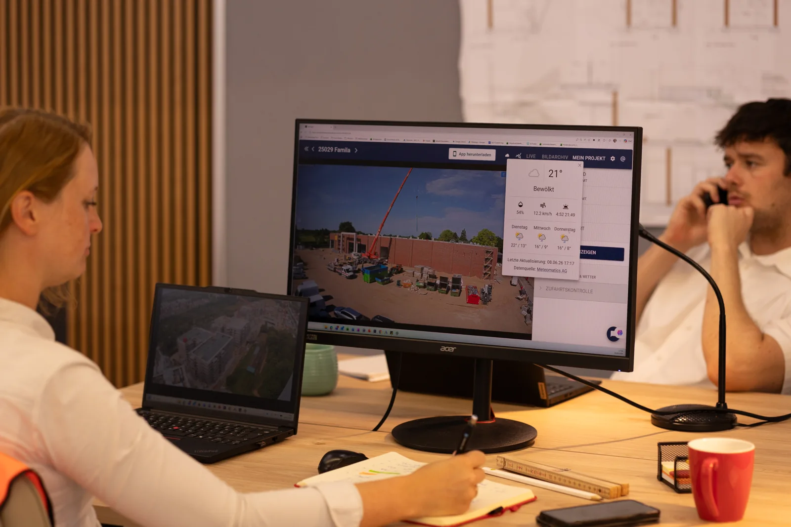 Weather data for the site in the BauTV+ portal on a monitor