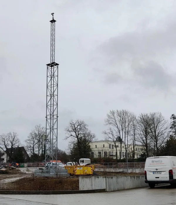 Construction site camera mounted on a 15 m mast overlooking a building site