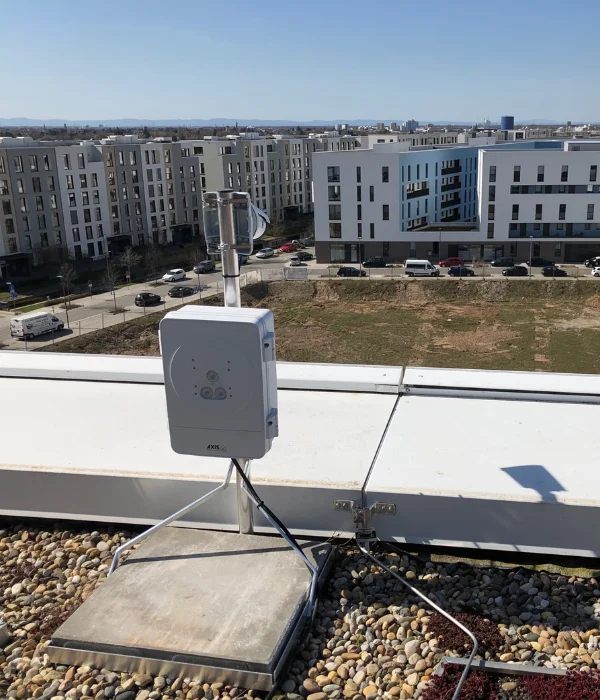 1 m short mast on a roof or container