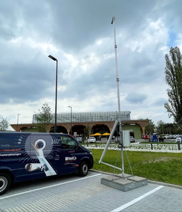 Mobile 8 m mast for construction site cameras