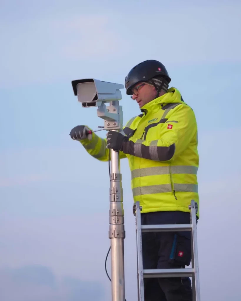 NetCo specialist installing a camera system for construction site documentation